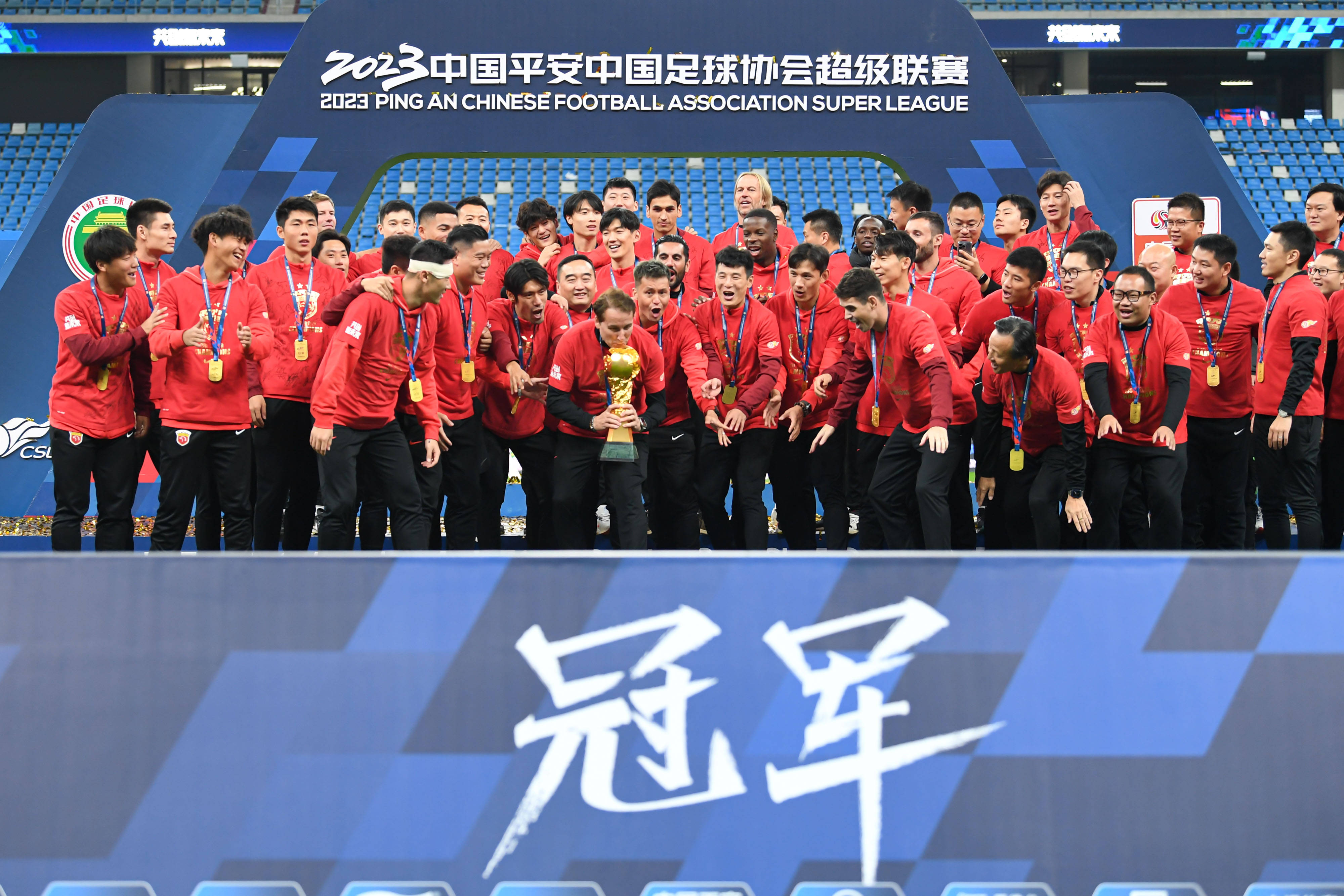 包含上海上港阵容调整，取得连胜开局的词条